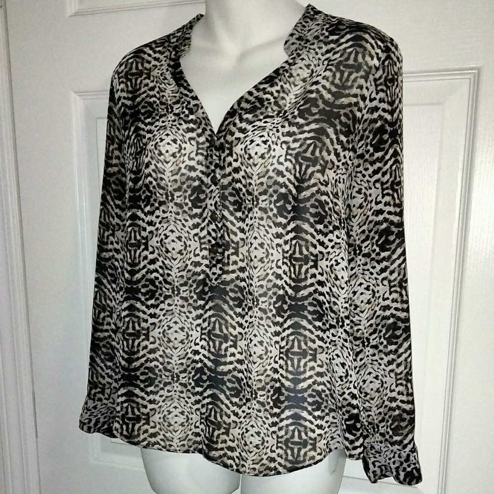a.n.a PETITE Cheetah Print Button Up Longsleeve Top